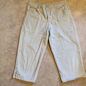 Sonoma stretch denim capris size 10 pockets, zip closure